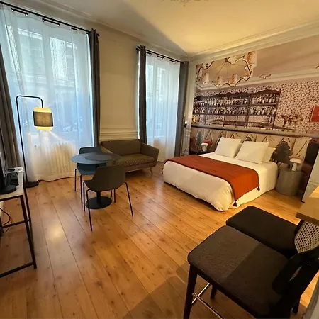 8 * París